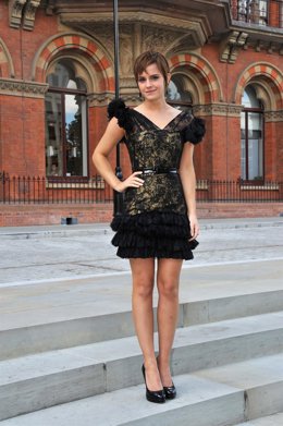 Posado De La Actriz Emma Watson En Un Hotel De Londres Con Un Vestido Negro 