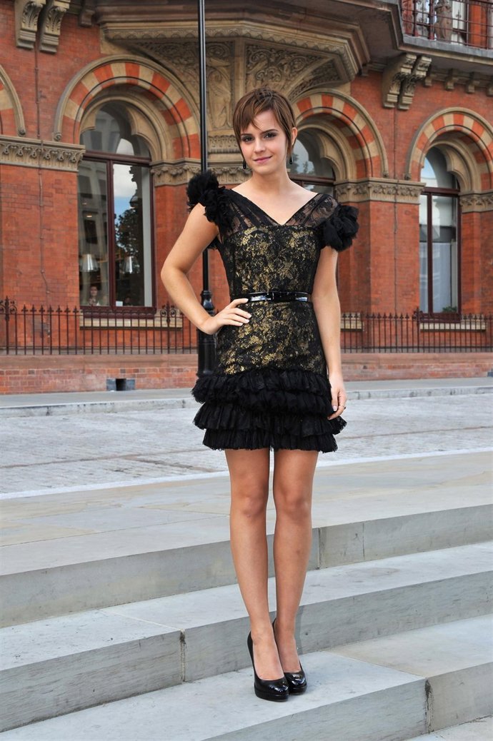 Posado De La Actriz Emma Watson En Un Hotel De Londres Con Un Vestido Negro 