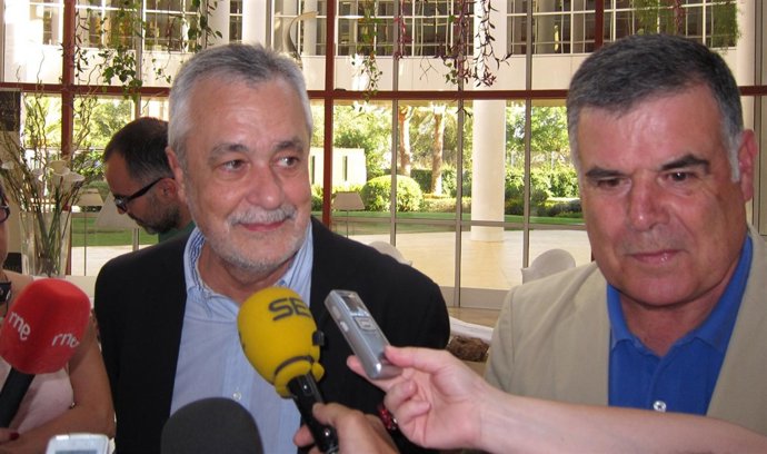 Griñán Atiende A Los Medios De Comunicación.