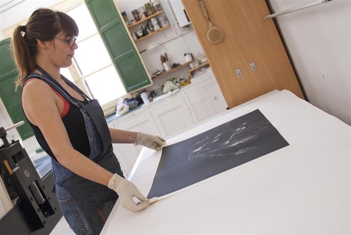 La Artista Francesa Juliette Vivier Trabajando En Su Obra En Fuendetodos