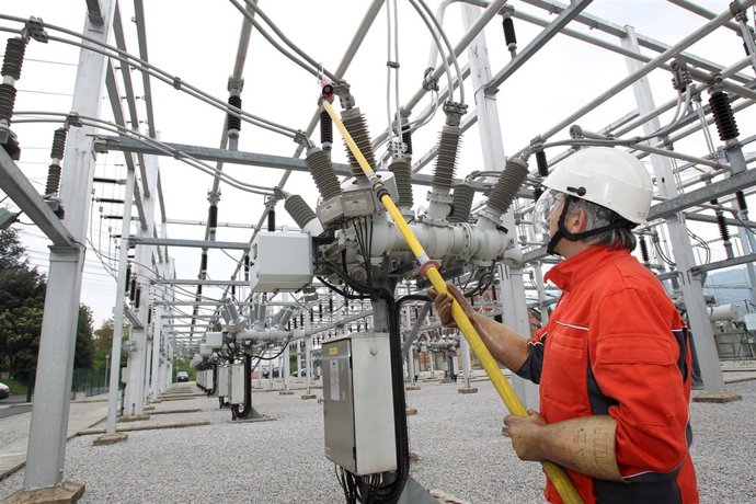 Astillero_07-05-10_ Varios Operarios Realizan Distintos Trabajos En La Subestaci