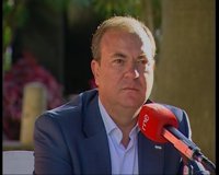 Monago compara los curriculum "de varios folios" de sus consejeros con los de otros que cabían "en un post-it"