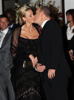 Alberto Y Charlene Dándose Un Beso Antes De Una Cena De Gala