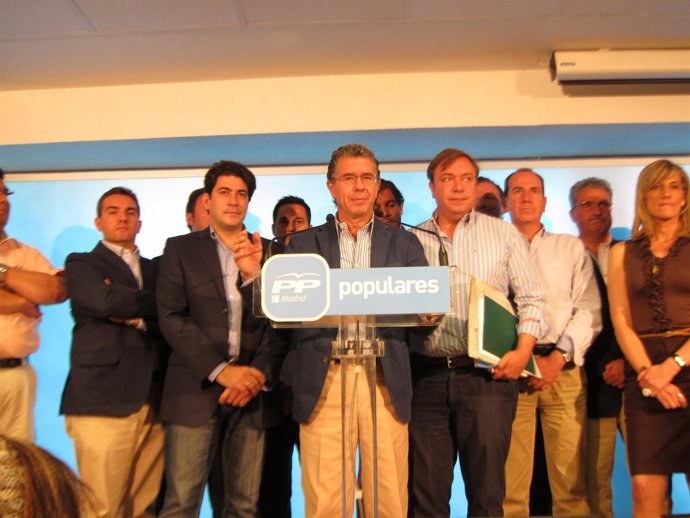 Granados Durante La Reunión Con Los Alcaldes En Génova