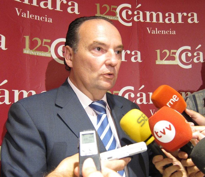 José Vicente Morata Atendiendo A Los Medios De Comunicación