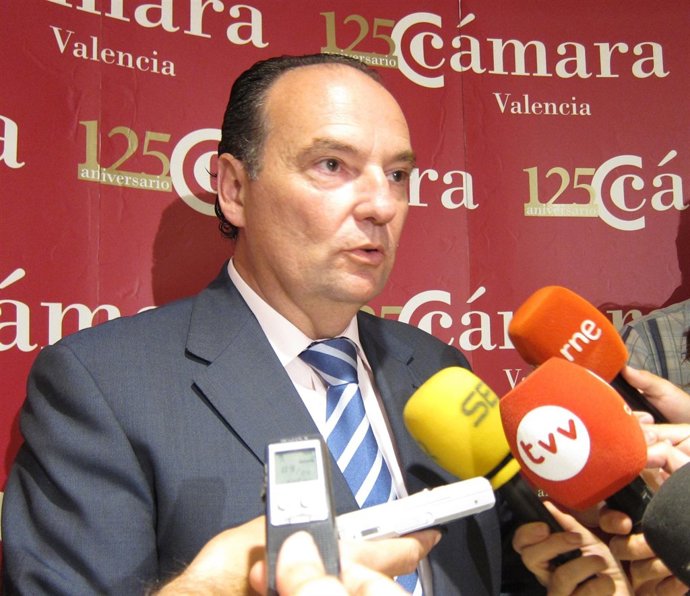 José Vicente Morata Atendiendo A Los Medios De Comunicación