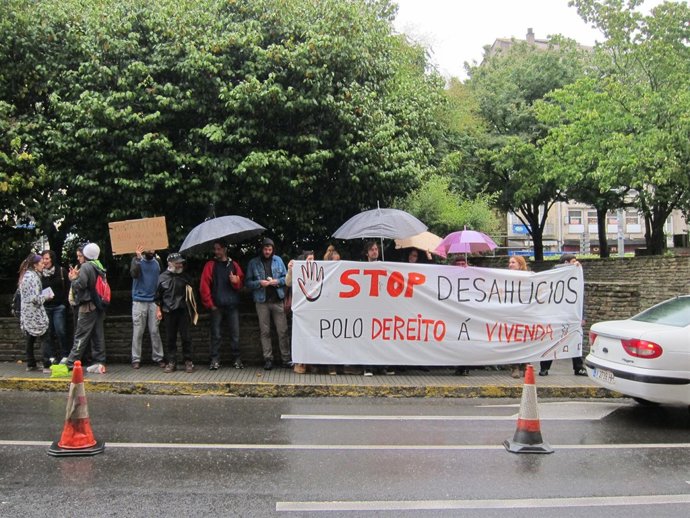Los 'Indignados' Compostelanos Se Concentran En Rechazo A Los Desahucios