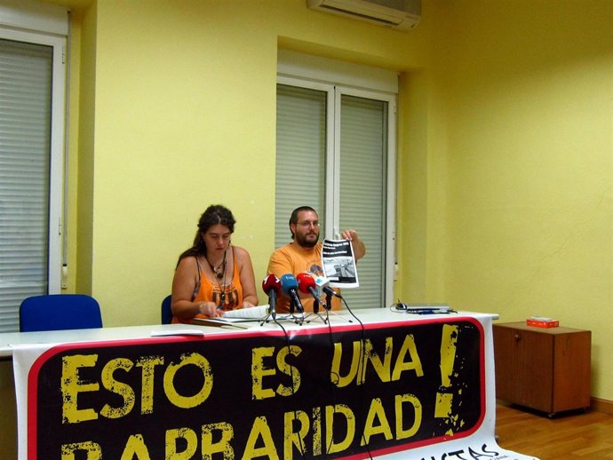 Miembros De Ecologistas En Acción Muestran Las 'Banderas Negras'