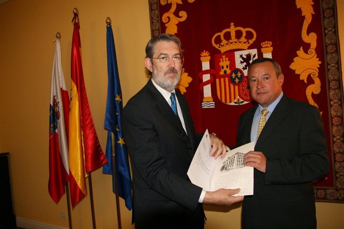 Agustín Ibáñez Y Ángel Vega, Alcalde De Laredo