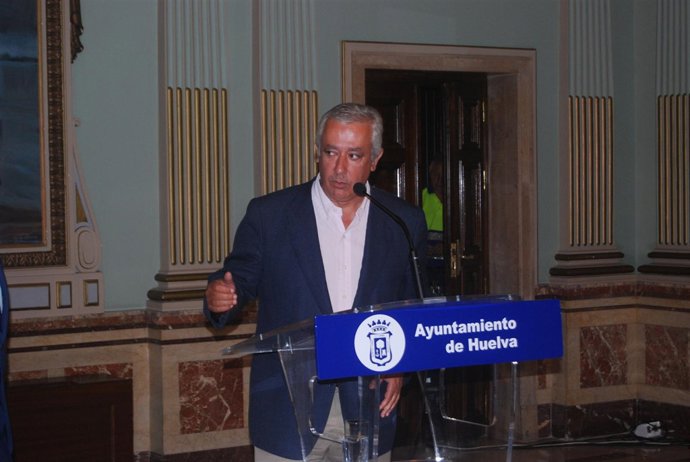 El Presidente Del PP-A, Javier Arenas, En El Ayuntamiento De Huelva.