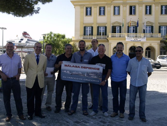Moreno Brenes Y Representantes De La Plataforma Málaga Defiende Sus Cruceros