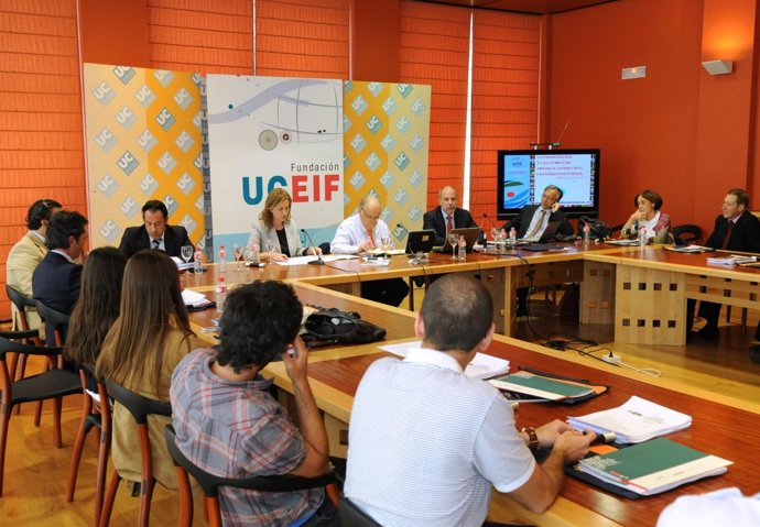 Enrique Iglesias Junto Con Los Participantes Del Curso