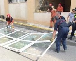 Bomberos Actúan En El Lugar Del Incendio En La Cocina De Un Hotel De Burjassot