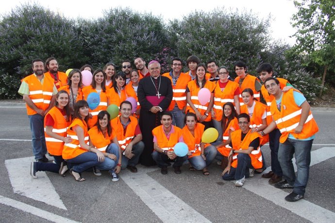 El Obispo Con Un Grupo De Voluntarios