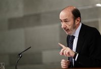 Rubalcaba responde a Otegi que "ETA no estorba, sino que mata"