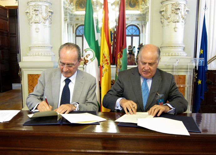 De La Torre Y Esteve En La Firma De Un Convenio 