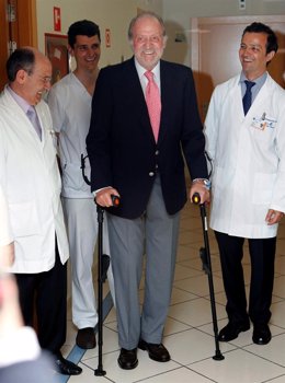 El Rey Don Juan Carlos Junto A Los Medicos Que Le Han Operado De La Rodilla