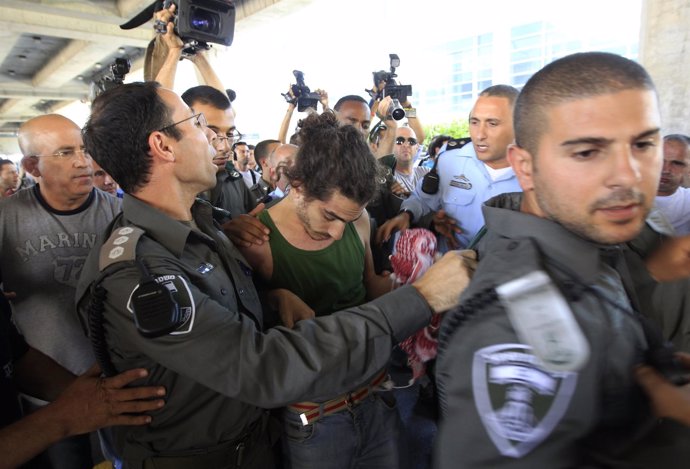 Activistas Pro Palestinos Detenidos Por La Policía Israelí En El Aeropuerto