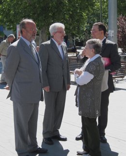El Alcalde De Valladolid, Francisco J. León De La Riva, Conversa Con Una Mujer