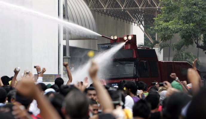 La Policía Dispersa Una Manifestación En Kuala Lumpur, Malasia