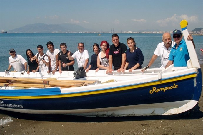 Alumnos Del IES El Palo Practican Remo En Una Jábega