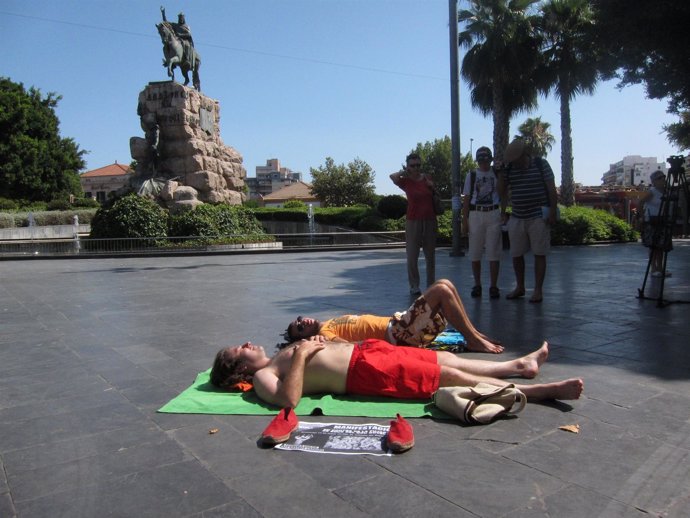 Dos 'Indignados' Toman El Sol En La Plaza España De Palma