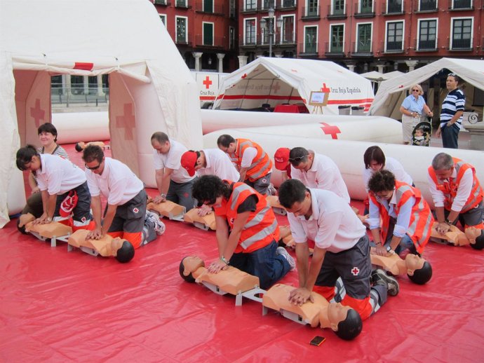 Voluntarios De Cruz Roja Durante Una Exhibición En La Plaza Mayor