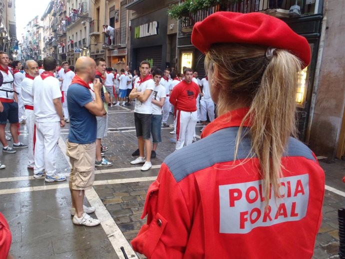 Una Agente De Policía Foral Integrada En El Dispositivo Del Encierro.