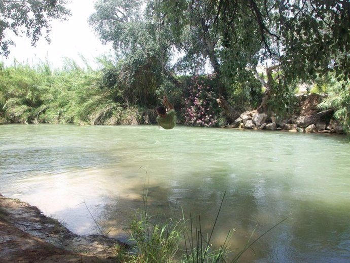 Un Joven Realiza El 'Big Jump' En El Río Segura