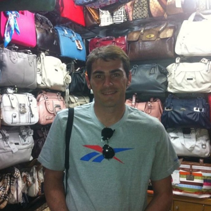 Iker Casillas En Un Mercadillo De China