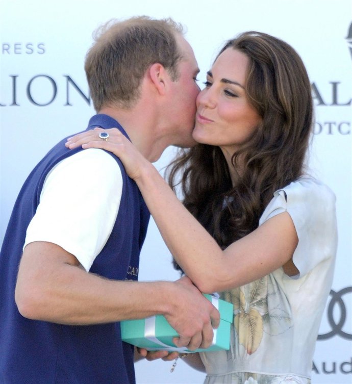 El Principe Guillermo Y Catalina Dandose Un Beso