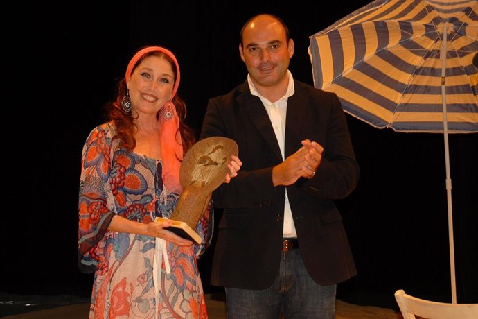 Verónica Forqué Con Premio Trovador De Alcañiz