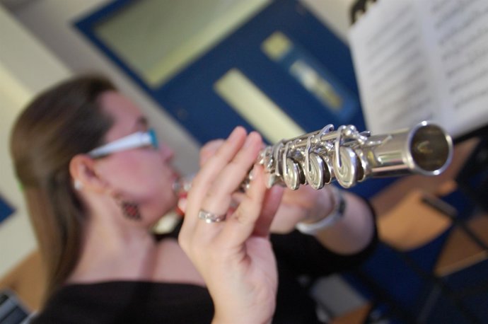 Señora Tocando Una Flauta Travesera