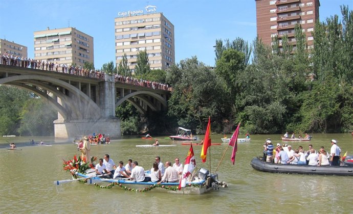 La Embarcación Con La Virgen Del Carmen Durante La Romería Por El Pisuerga