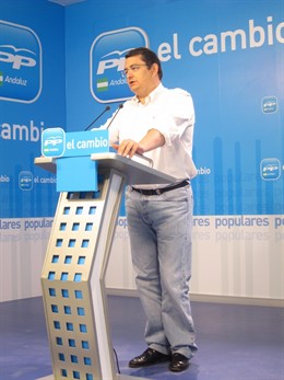 El Secretario General Ddel PP-A, Antonio Sanz, En Rueda De Prensa