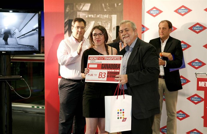 Beteta Entrega Un Premio De Fotos Del Metro De Madrid