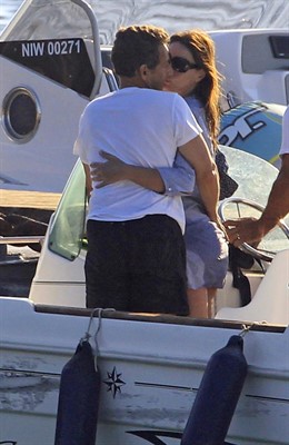 Nicolas Sarkozy Y Carla Bruni Dandose Un Beso 