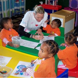 La Princesa Charlene Junto A Unos Niños De Una Asociación