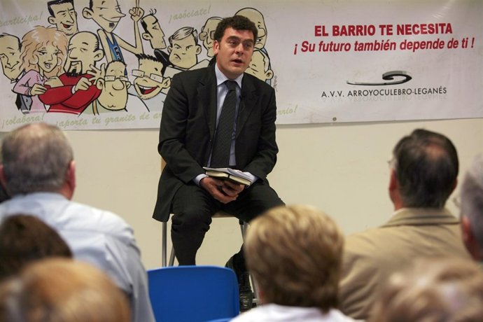 Gómez Montoya En Una Reunión Con Vecinos