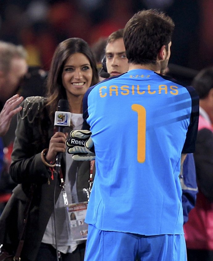 Sara Carbonero Tratando De Entrevistar A Casillas Durante El Mundial