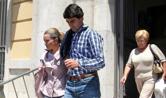 Remedios Torres Sale De La Audiencia Tras Su Hija, María José Campanario