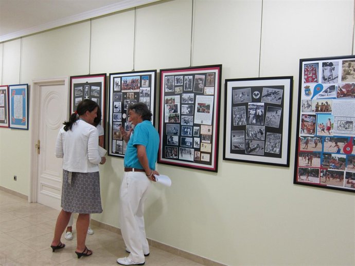 Gema Igual Con Los Hijos De Mariano López, Junto A La Exposición