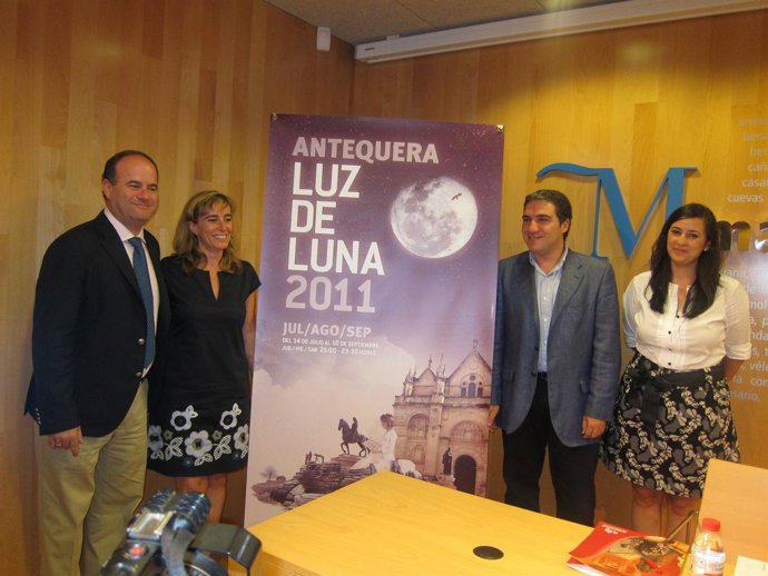 Barón Y Bendodo, Junto A Otros Representantes Del Ayuntamiento De Antequera