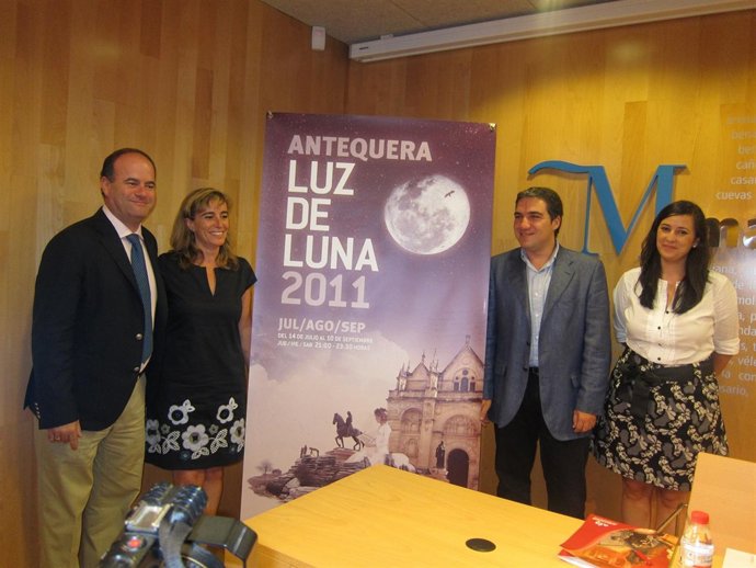Barón Y Bendodo, Junto A Otros Representantes Del Ayuntamiento De Antequera