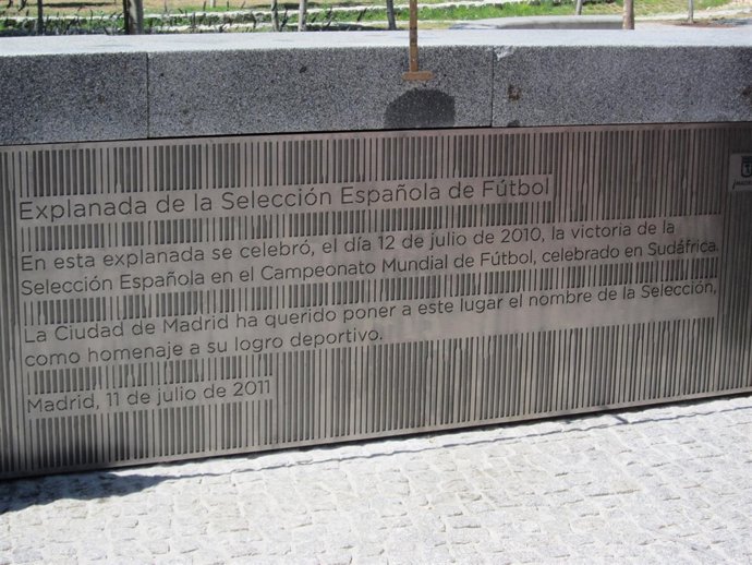 Placa En La Explanada Del Río