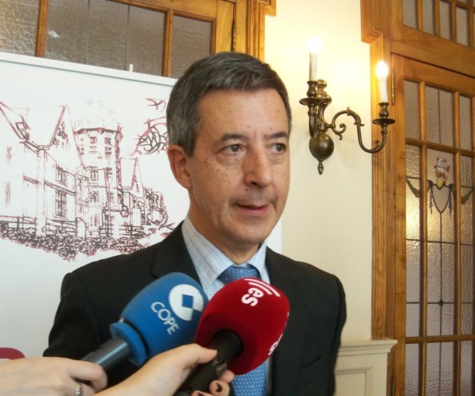 Constantino Méndez Atiende A Los Periodistas En La UIMP