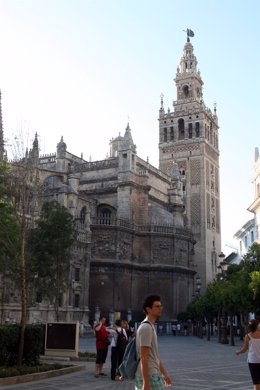 La Catedral De Sevilla, Coronada Por  La Giralda.