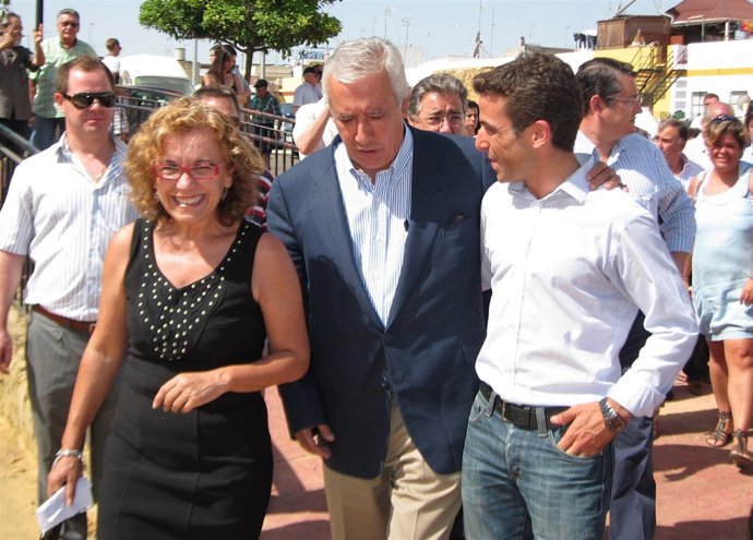 El Presidente Del PP-A, Javier Arenas, Con El Concejal De Elorrio Calos García