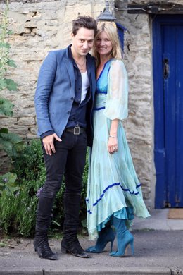 Kate Moss Posando Con Su Marido Jamie Hince