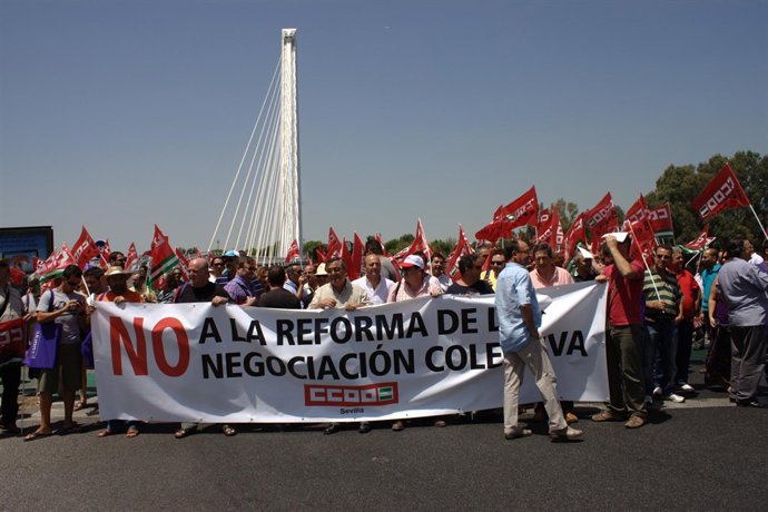 Los Manifestantes De CCOO En La Rotonda Del Alamillo.